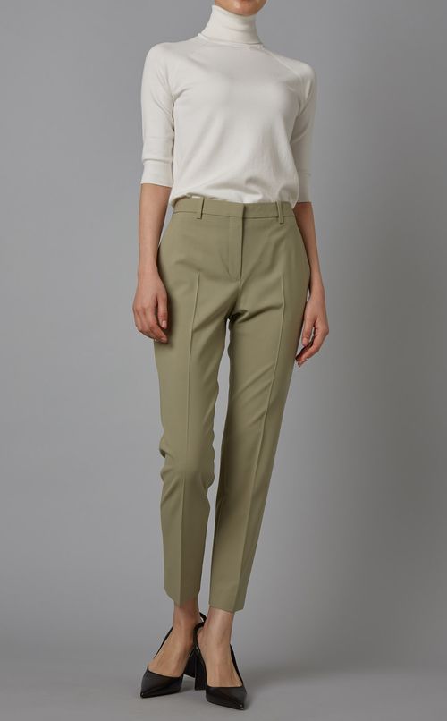 スリムフィットテーパードパンツ