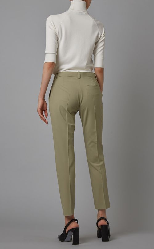 スリムフィットテーパードパンツ