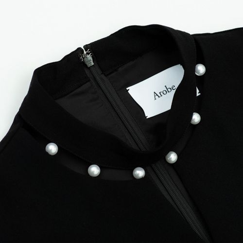 女性の美しさを引き出す、アローブ(Arobe)のパール付きワンピース