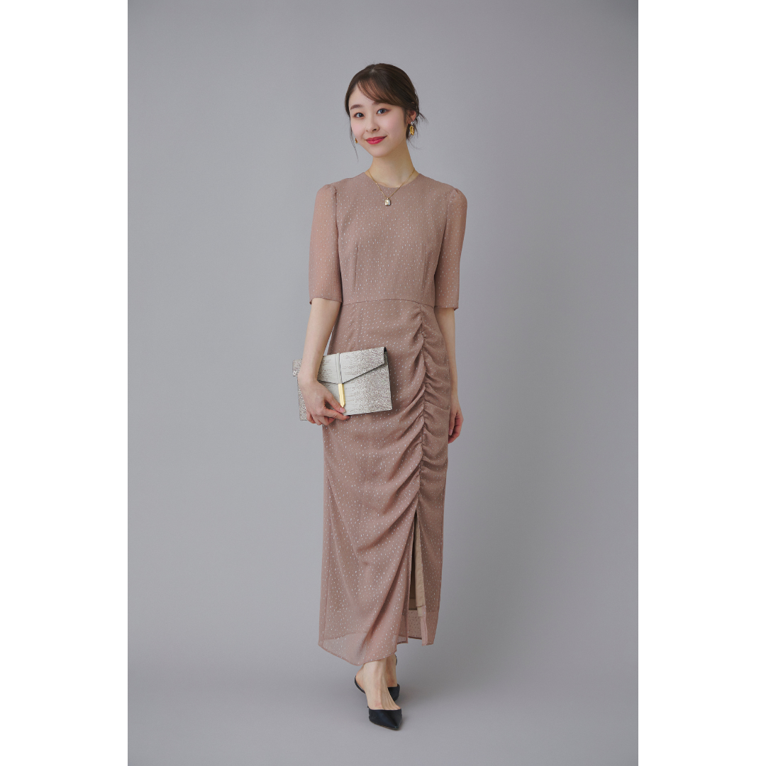 ベージュのお呼ばれドレス