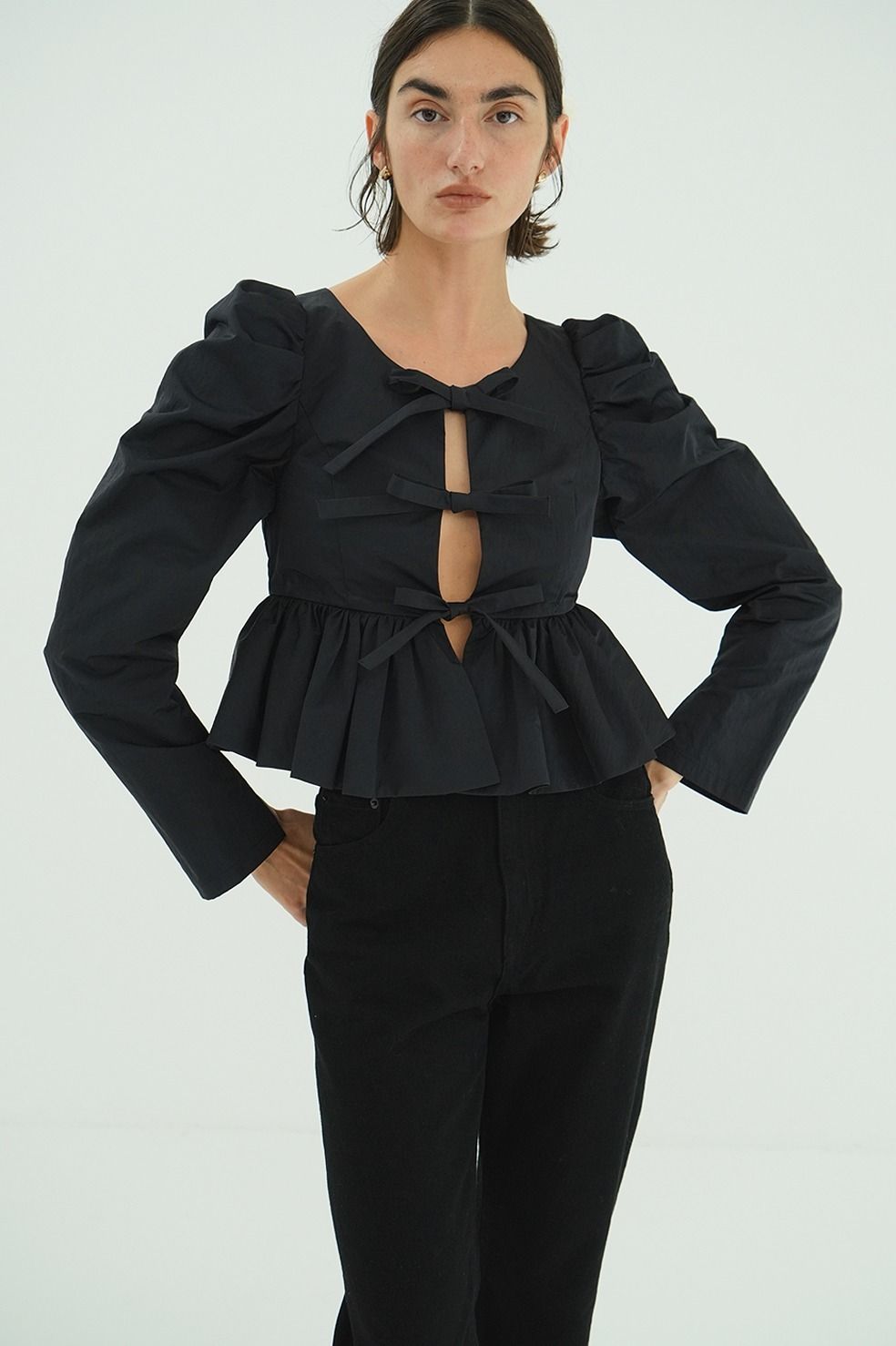 ショートぺプラムリボンブラウス