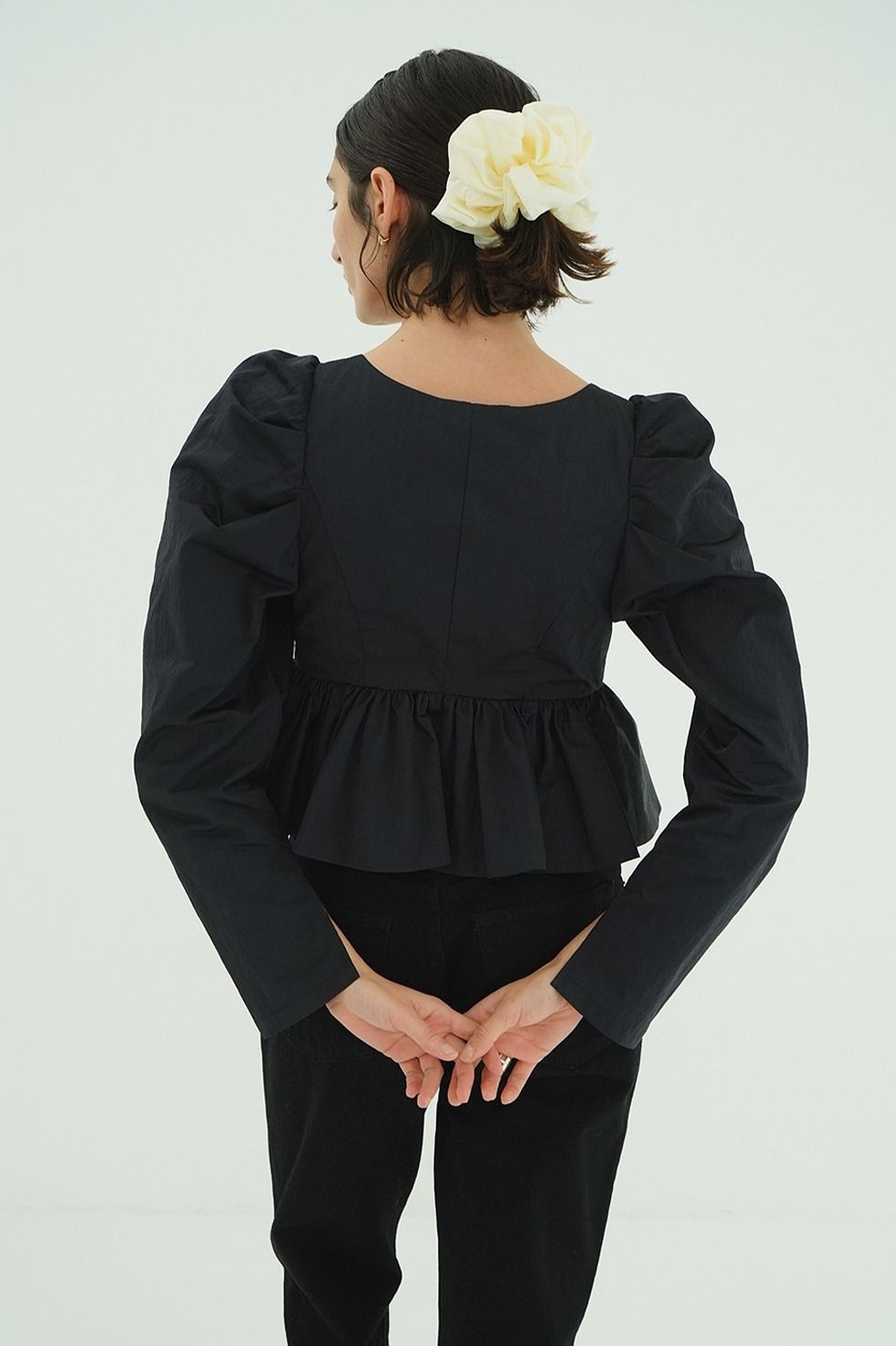 ショートぺプラムリボンブラウス