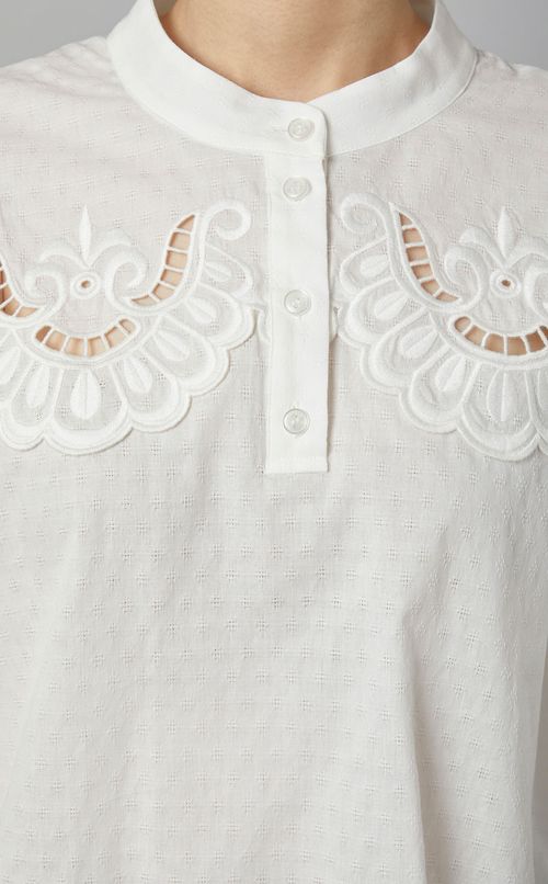 エンブロイダリープルオーバーブラウス