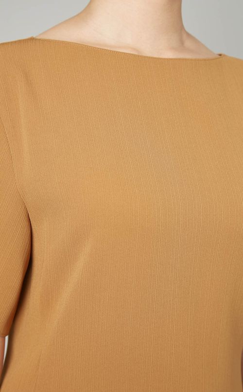 ハーフスリーブクルーネックブラウス