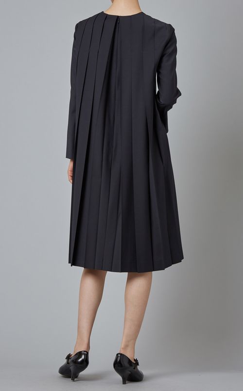 バックプリーツワンピース