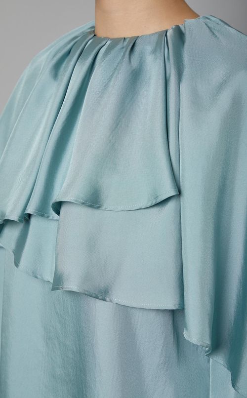 フリルカラーブラウス