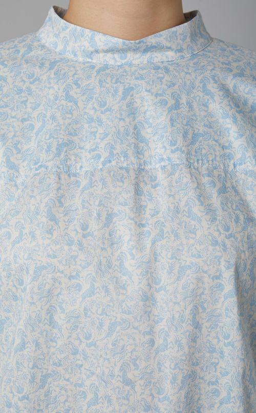 コットンプリントハイネックブラウス