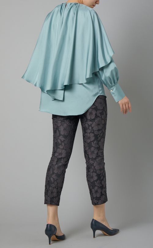 フリルカラーブラウス