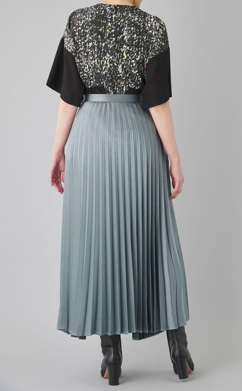 カットアウトプリーツスカート