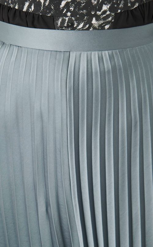 カットアウトプリーツスカート