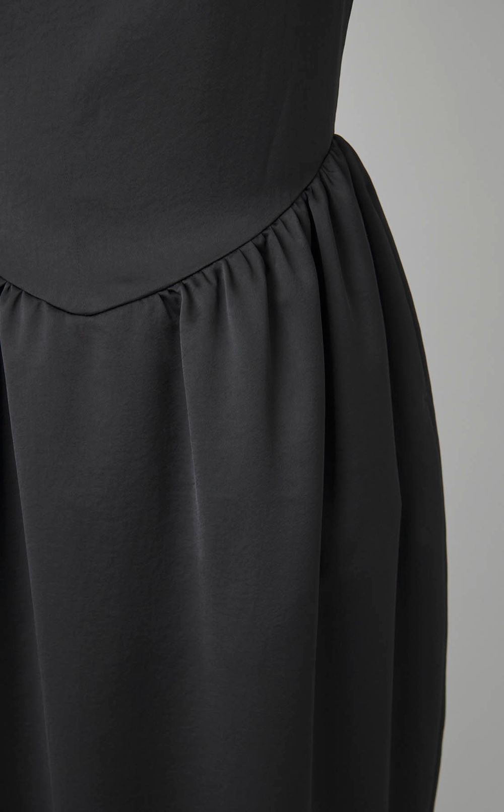 ウエストギャザードレス