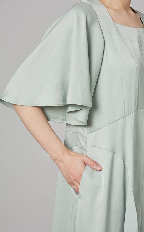 フレアスリーブサテンワンピース