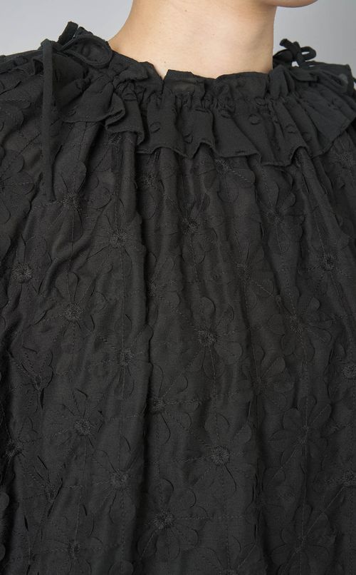 フラワーモチーフラッフルブラウス