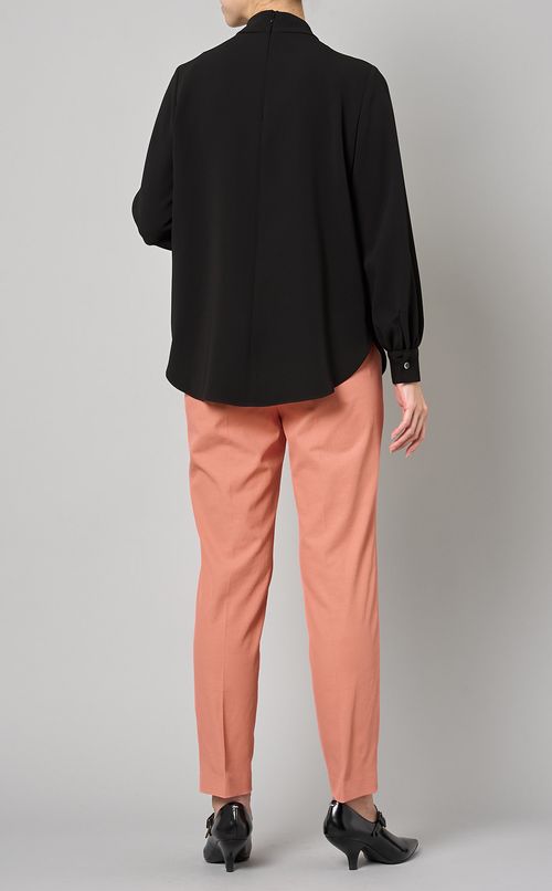 クラシッククレープハイネックブラウス