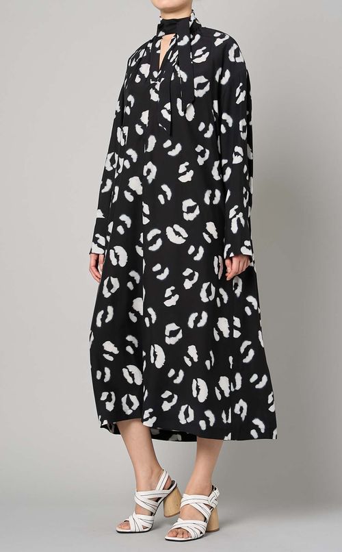 リッププリントギャザーネックワンピース