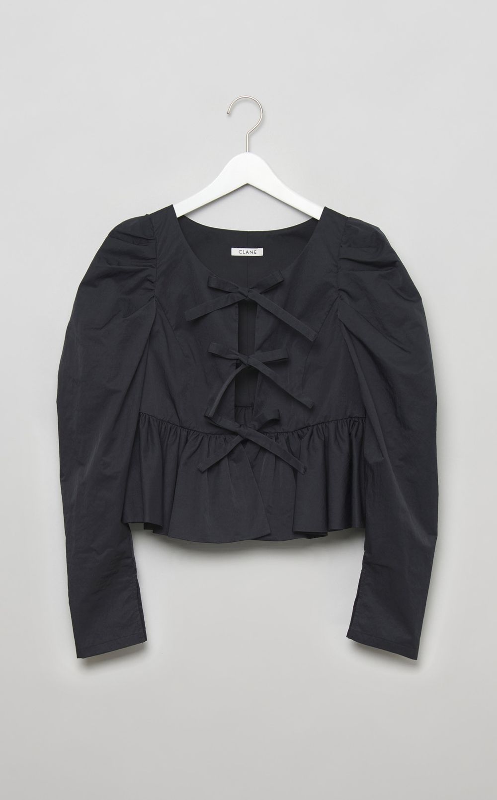 ショートぺプラムリボンブラウス