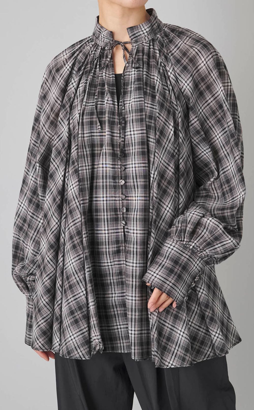 タイ付Vネックボリュームブラウス