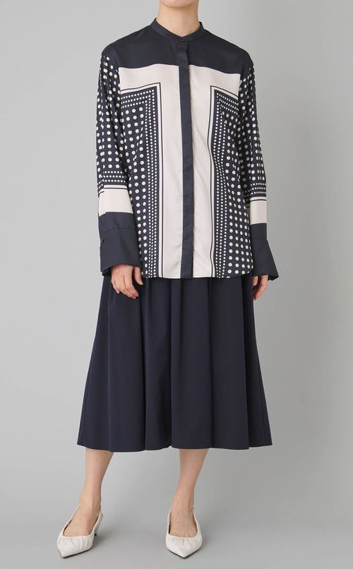 ドットパネル柄バンドカラーブラウス