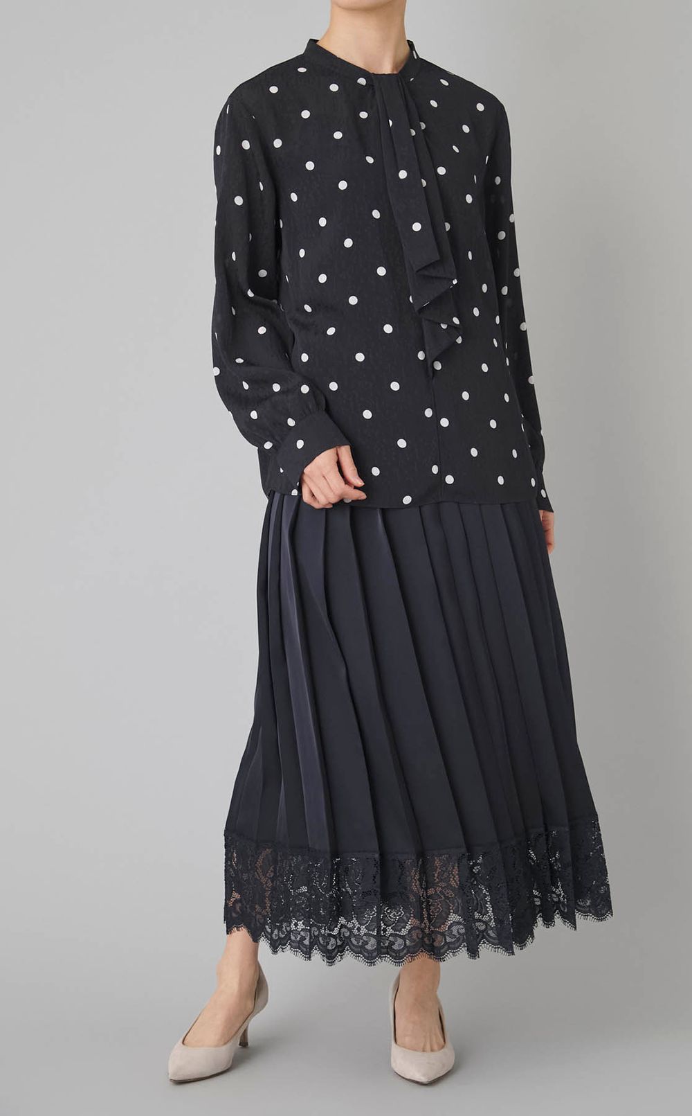 ポルカドットボウタイブラウス