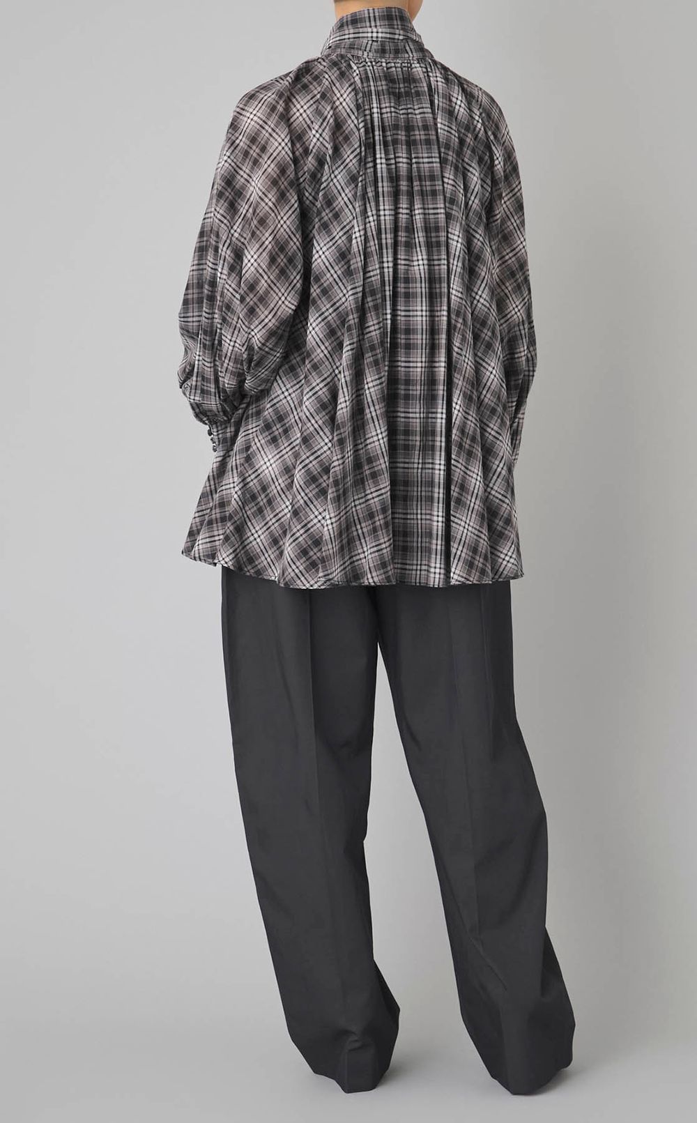 タイ付Vネックボリュームブラウス