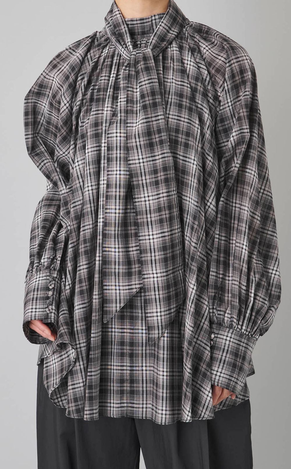 タイ付Vネックボリュームブラウス