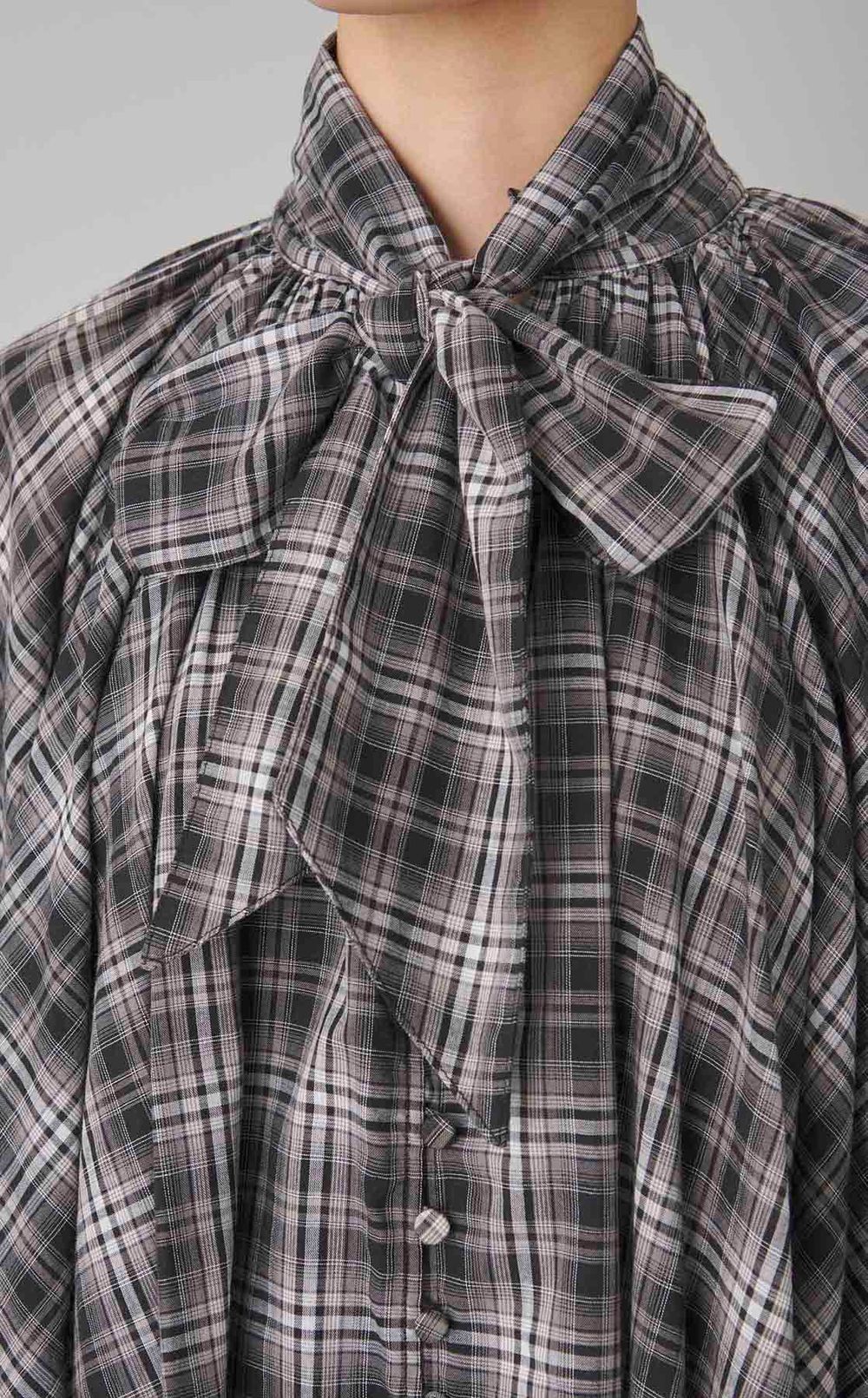 タイ付Vネックボリュームブラウス