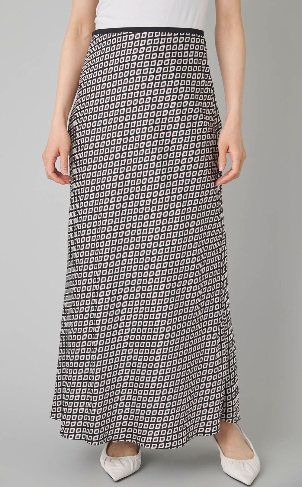 サテンナロースカート