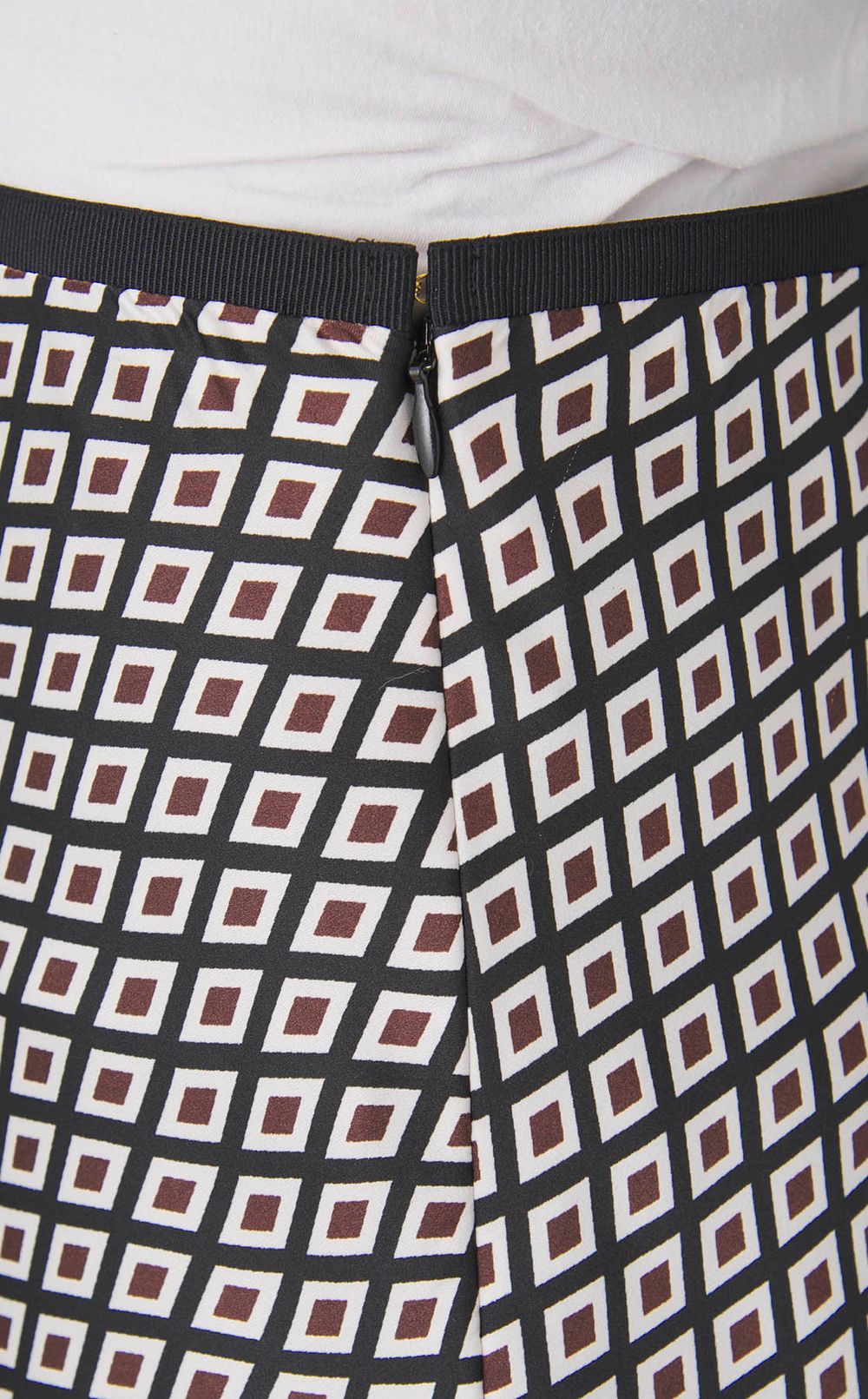 サテンナロースカート