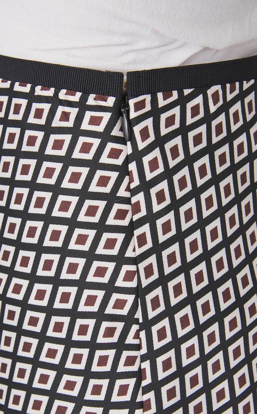 サテンナロースカート