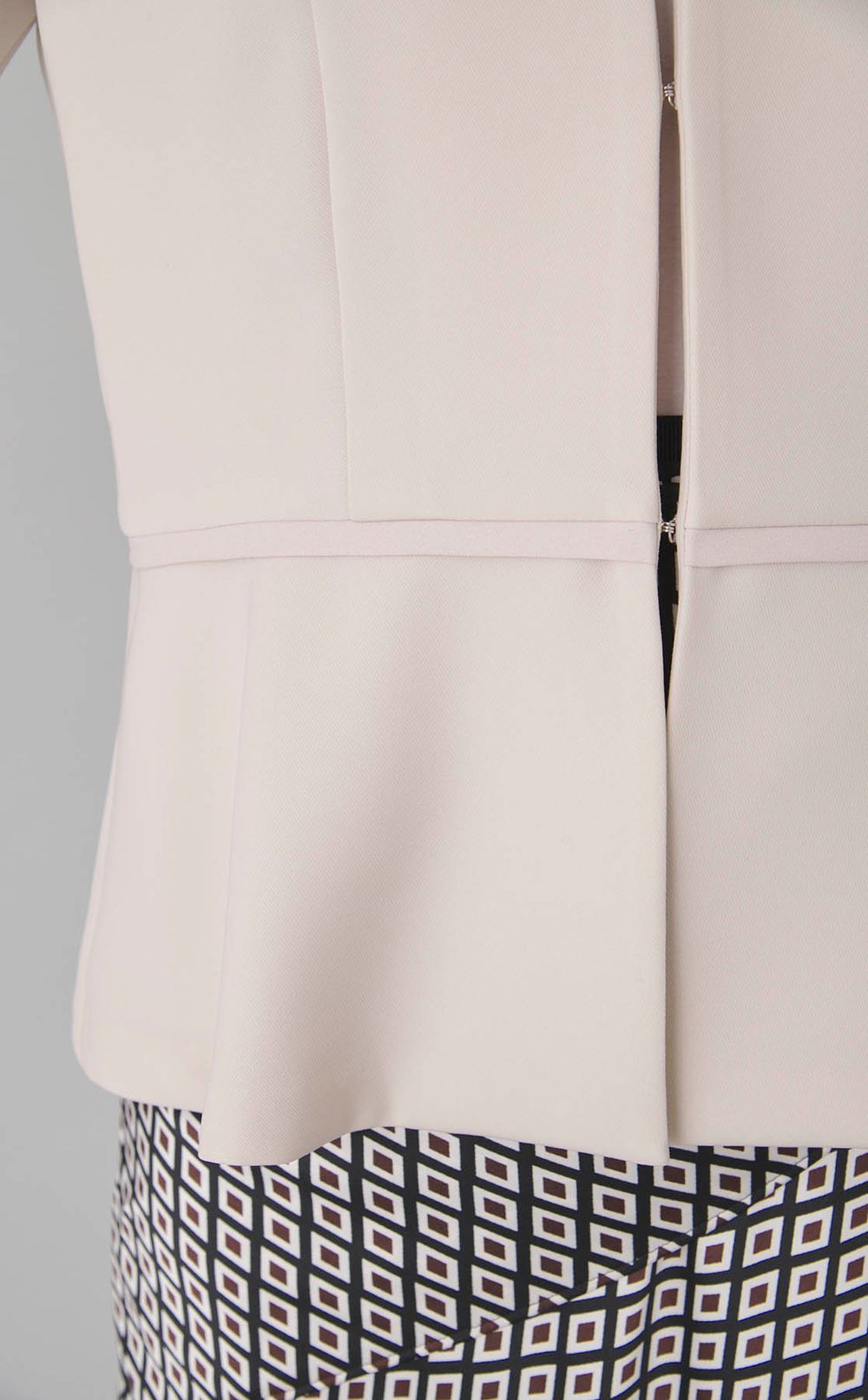 ノーカラーペプラムジャケット