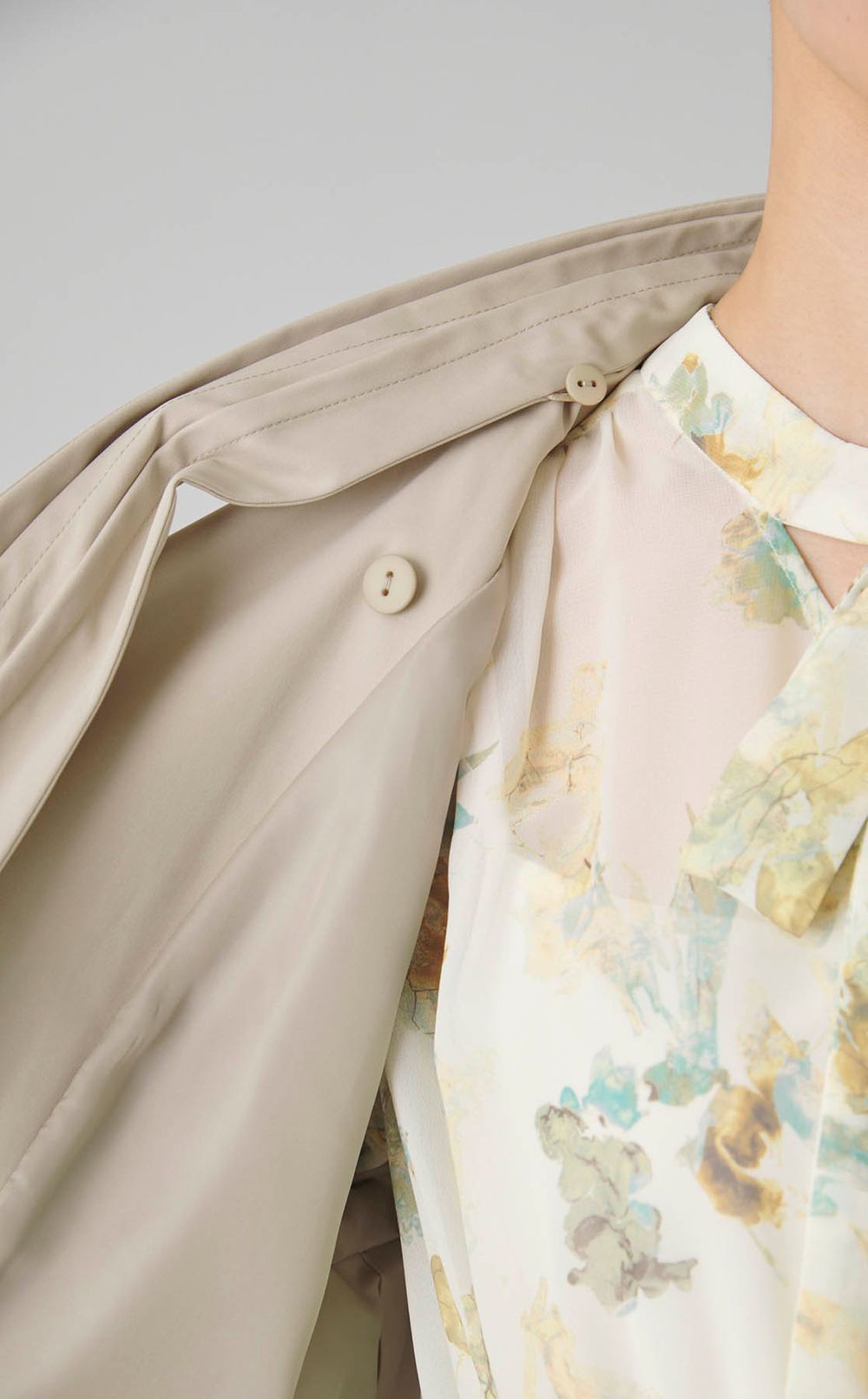 リボン付きトレンチコート