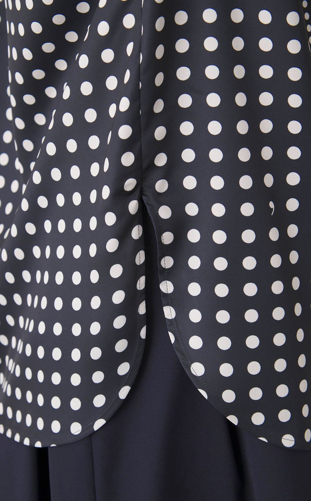 ドットパネル柄バンドカラーブラウス