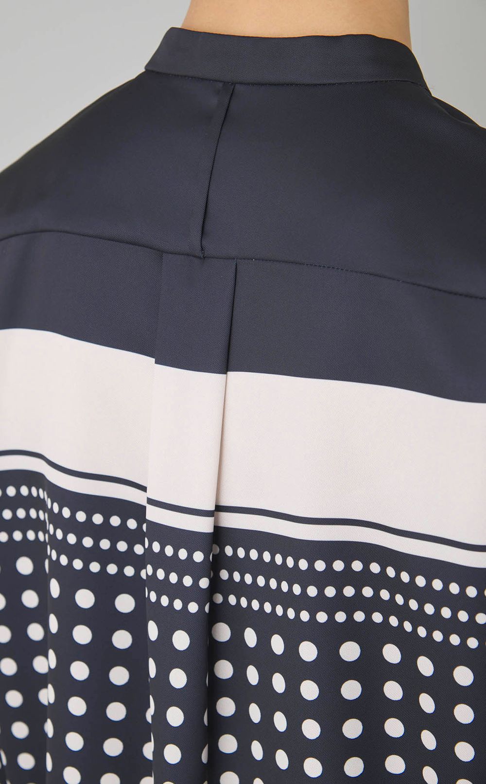 ドットパネル柄バンドカラーブラウス