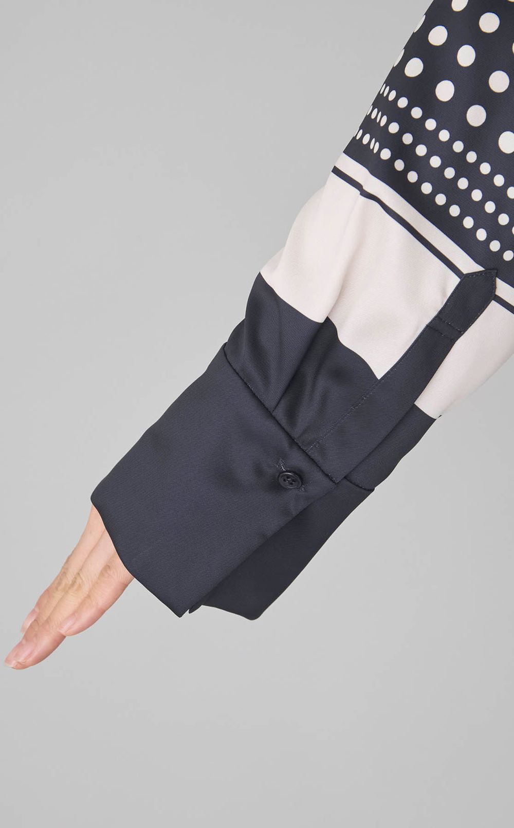 ドットパネル柄バンドカラーブラウス