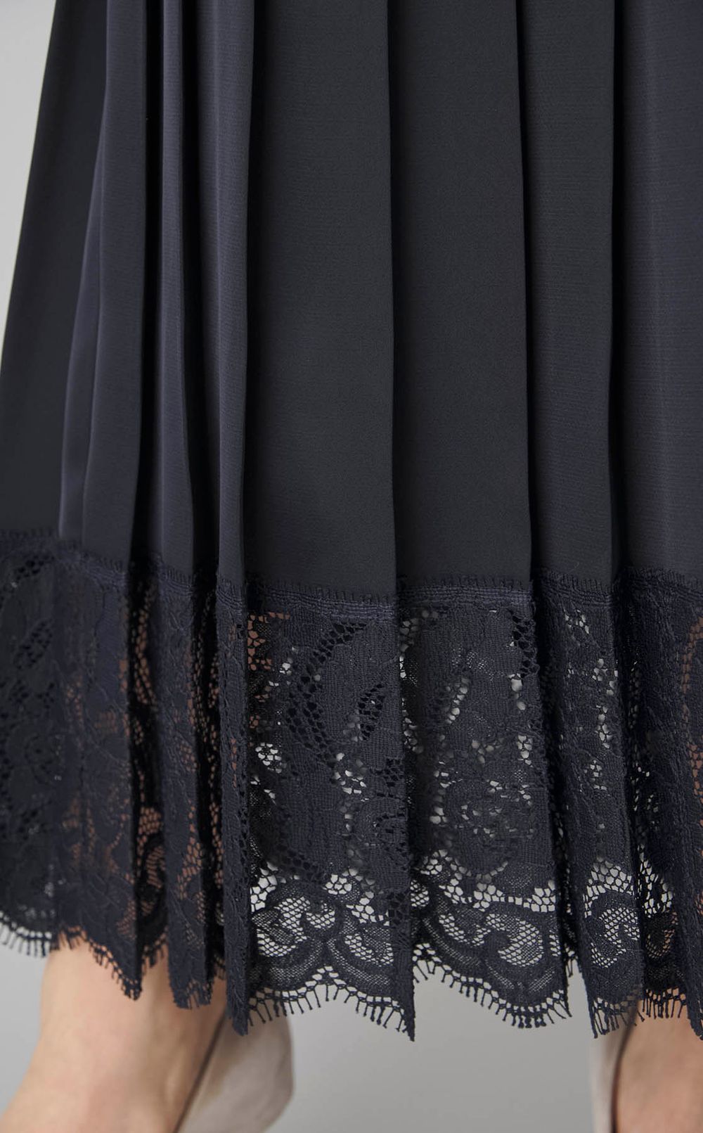 レーストリムサテンプリーツスカート