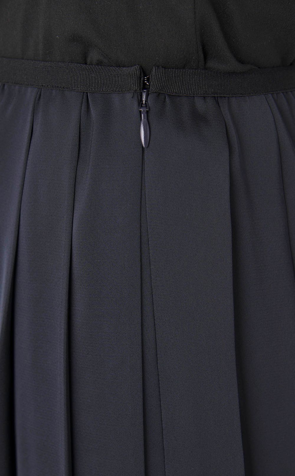 レーストリムサテンプリーツスカート