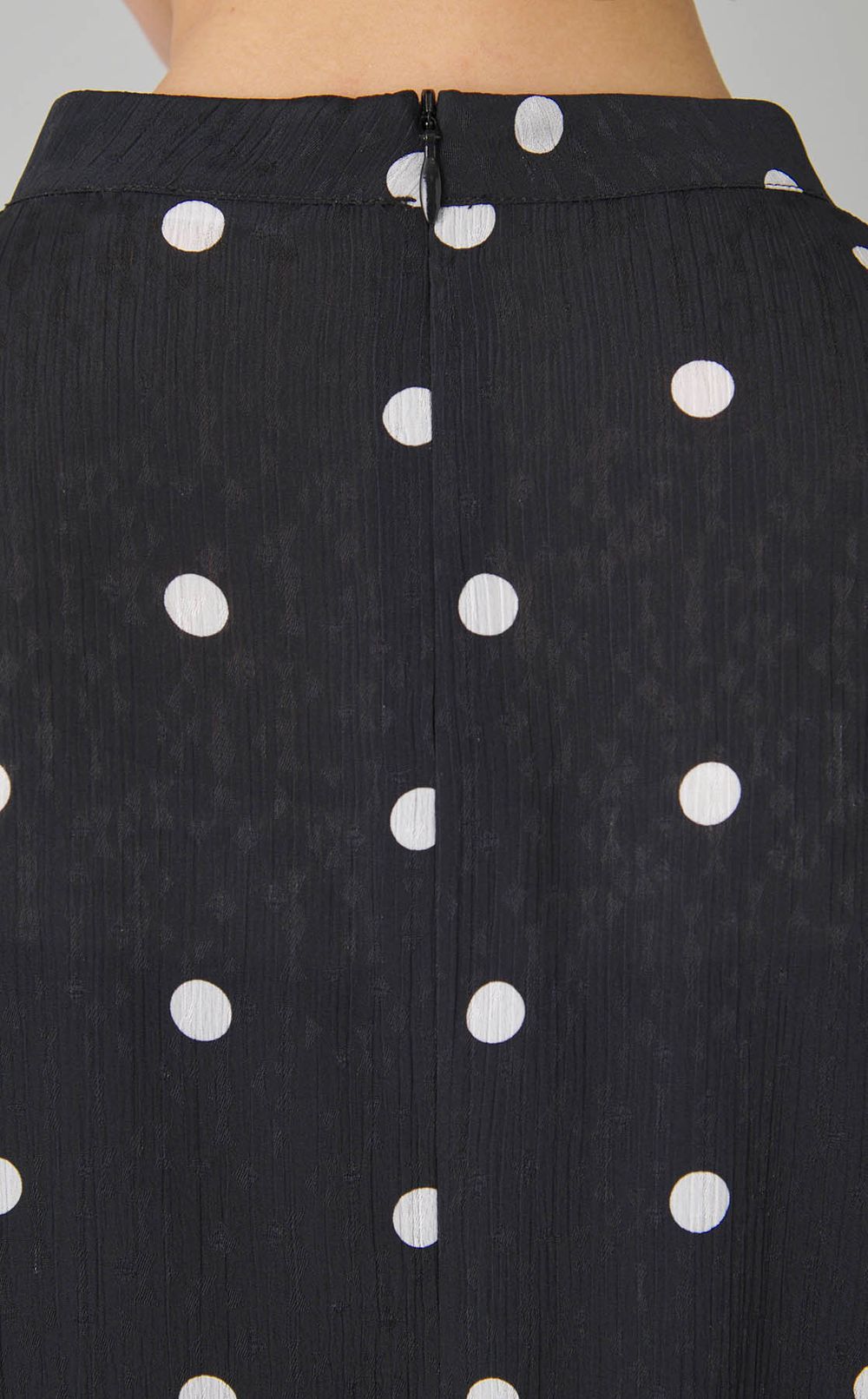 ポルカドットボウタイブラウス