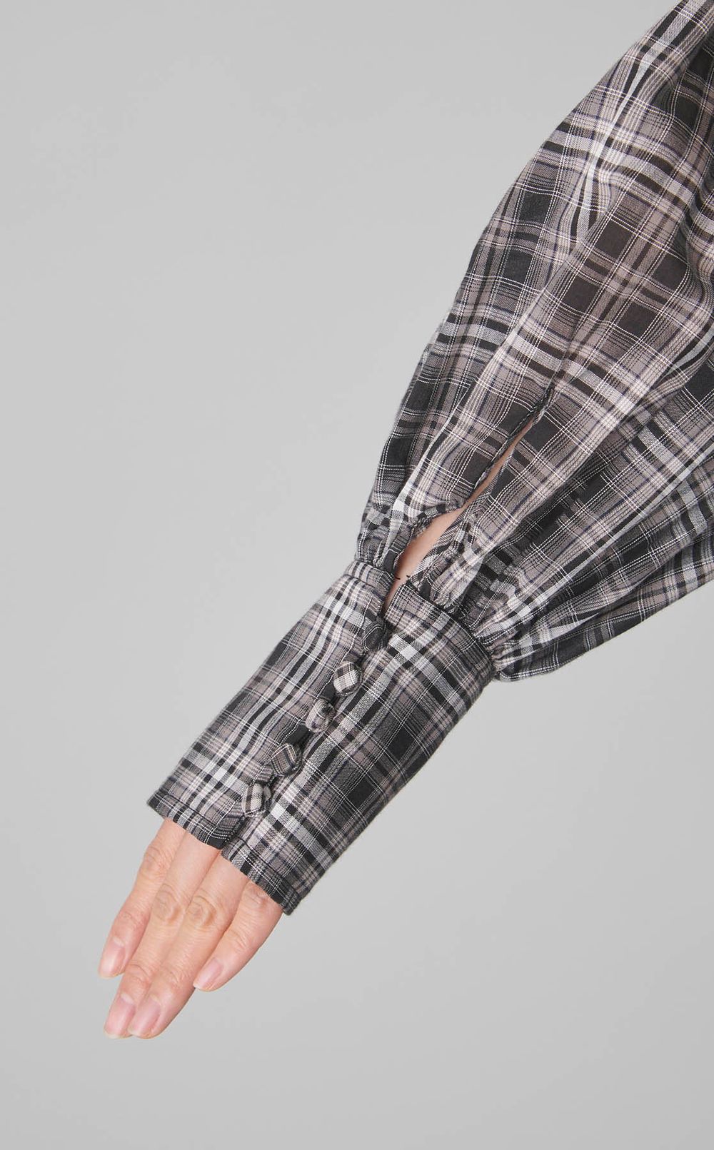 タイ付Vネックボリュームブラウス