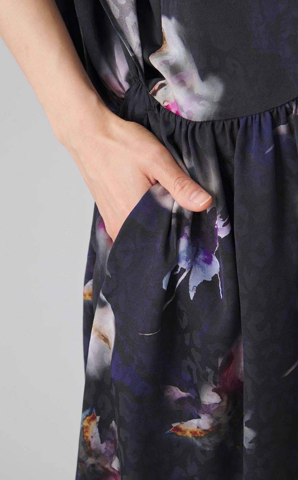 マーブルフラワープリントケープドレス