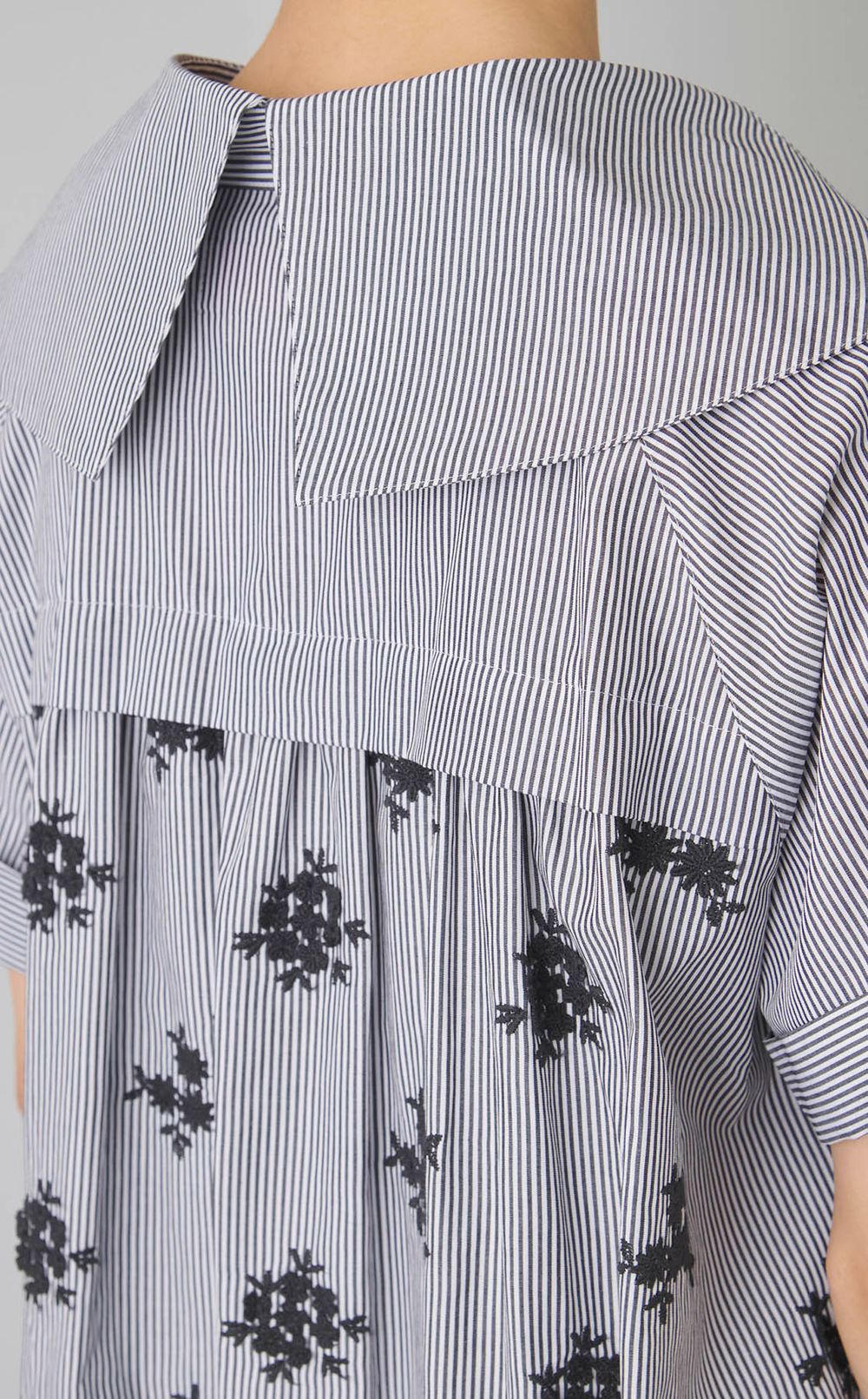 フラワー刺繍ビッグカラーワンピース