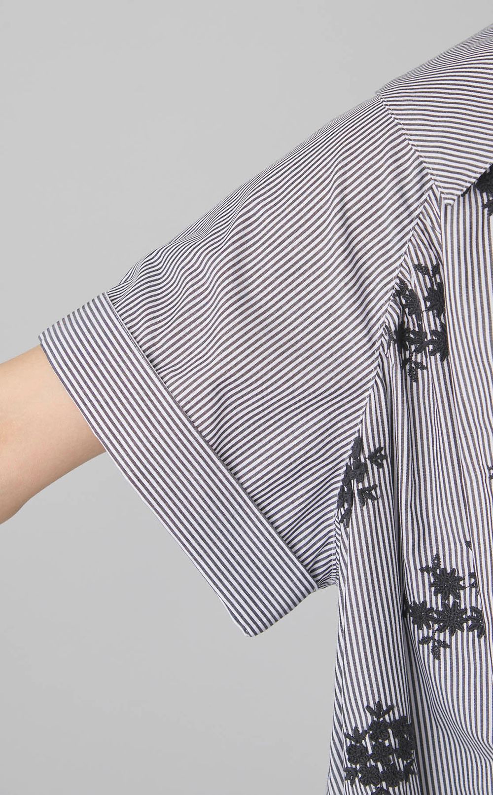 フラワー刺繍ビッグカラーワンピース