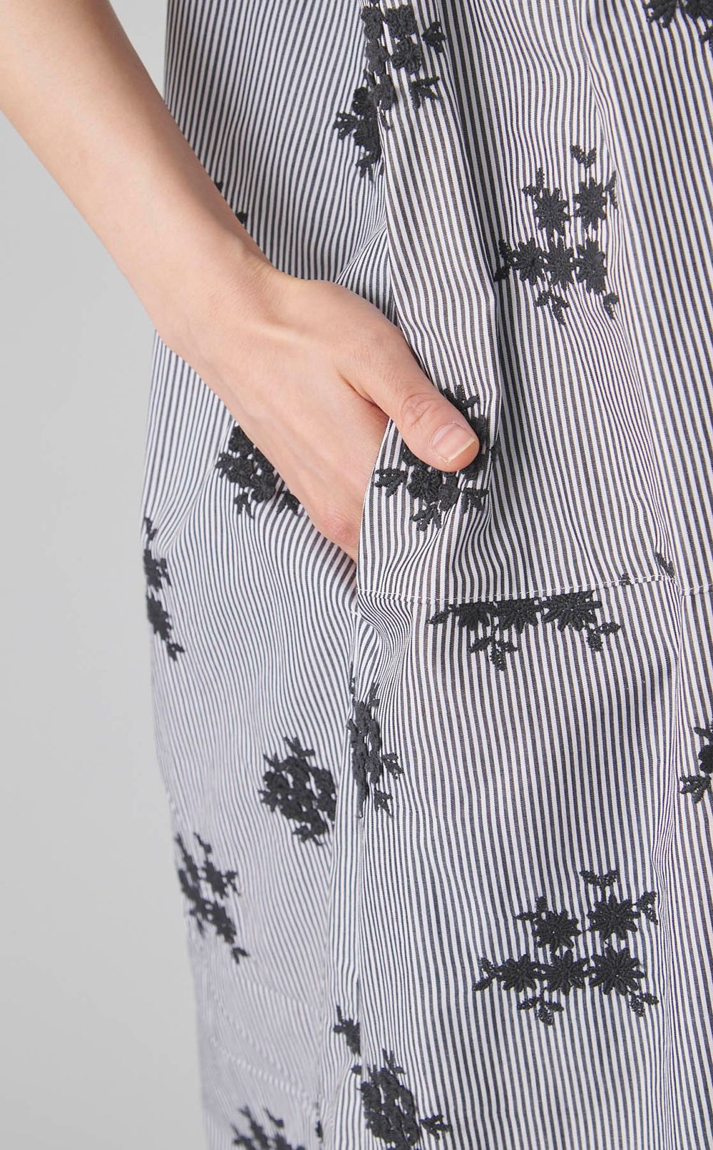 フラワー刺繍ビッグカラーワンピース