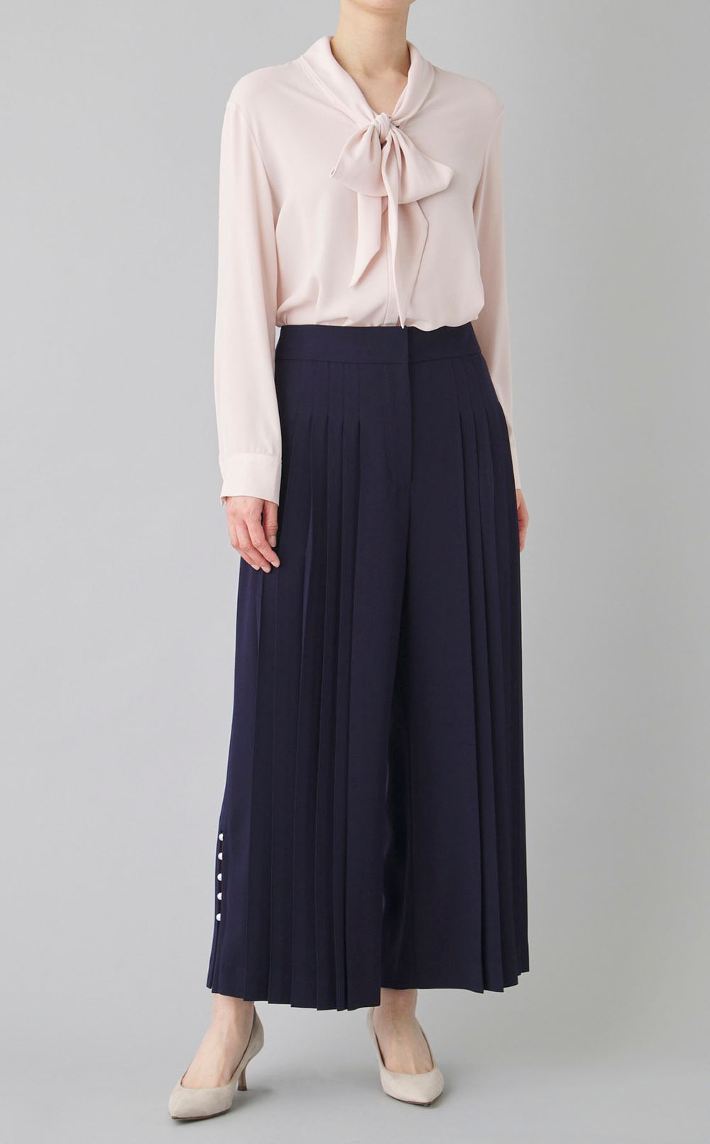 Vネックボウタイブラウス