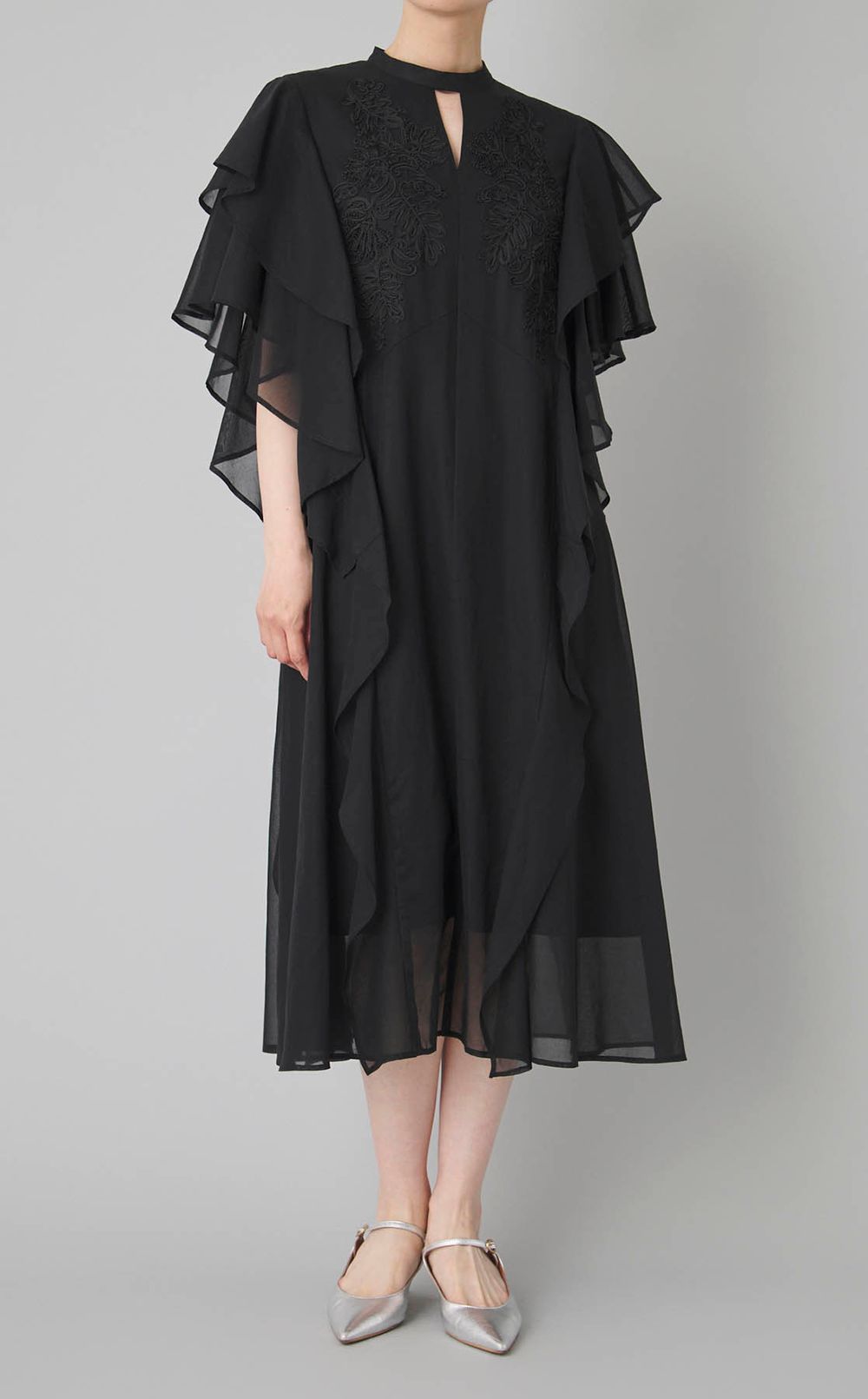 エンブロイダリーラッフルワンピース