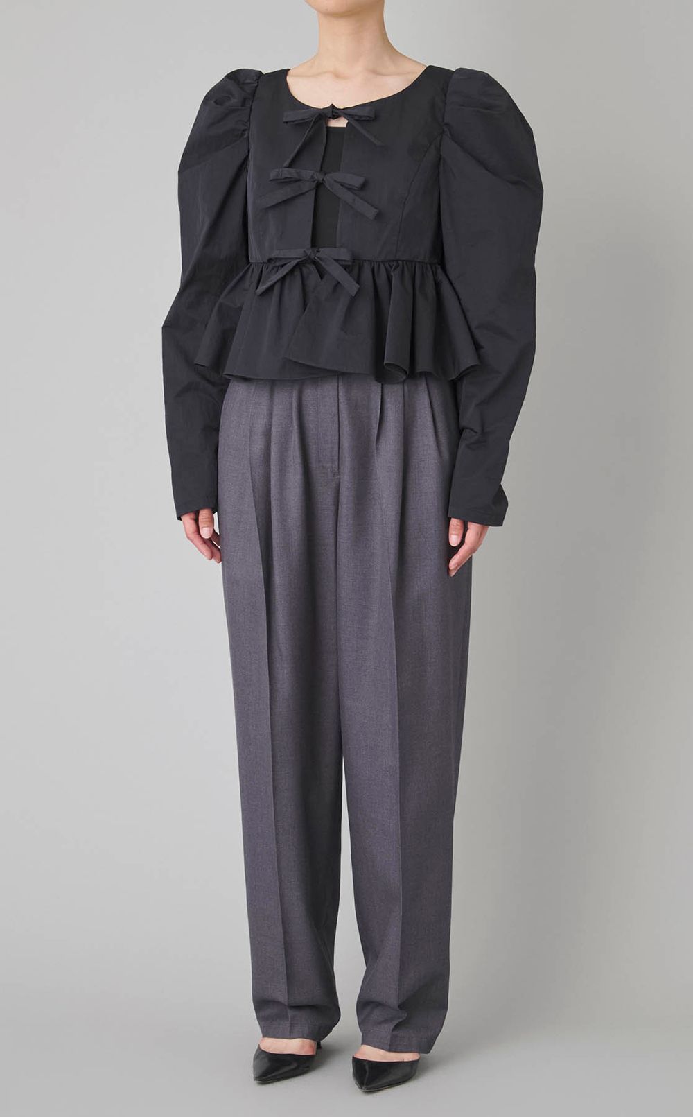 ショートぺプラムリボンブラウス