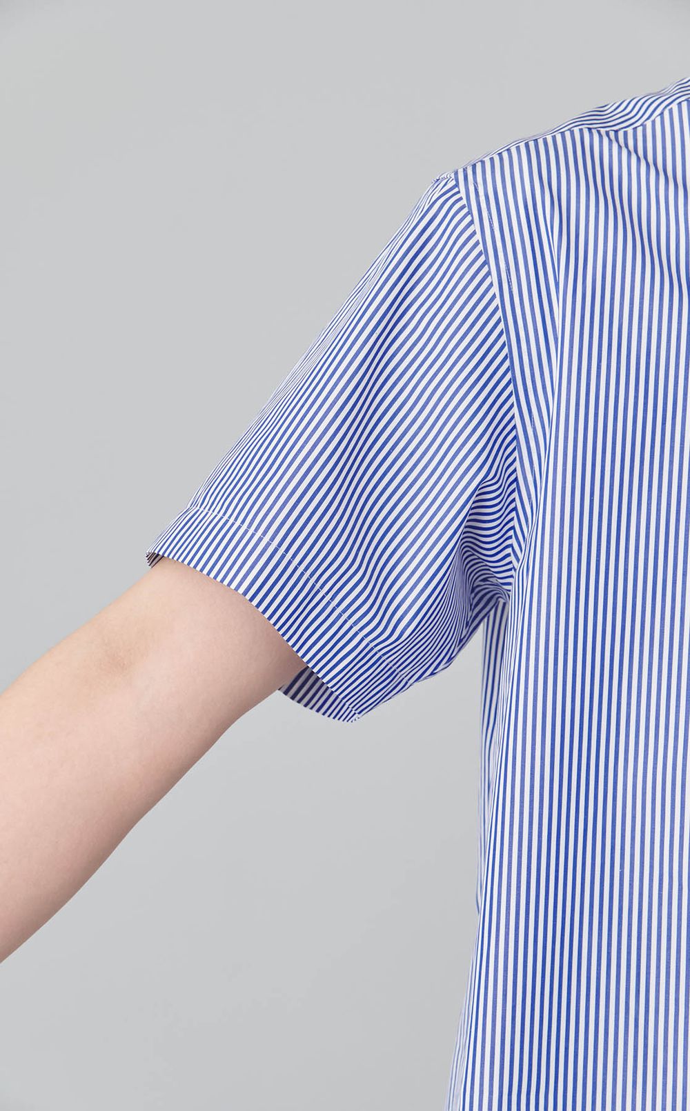 バックプリーツストライプシャツ