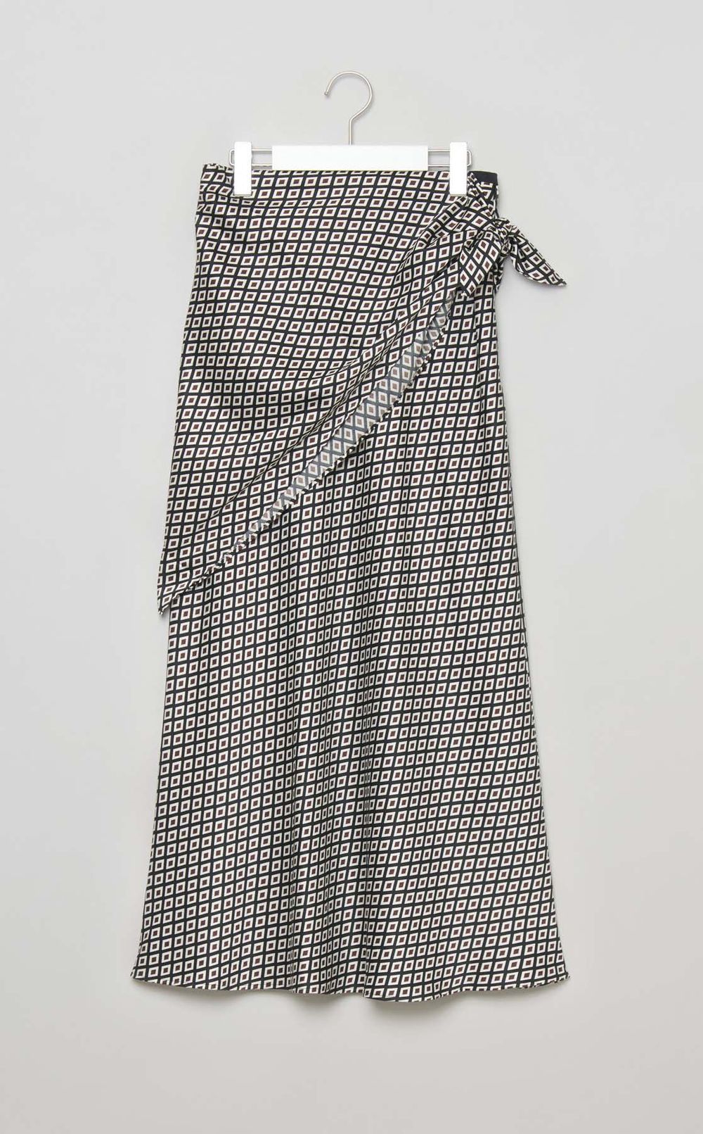 サテンナロースカート