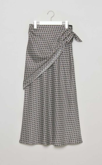 サテンナロースカート