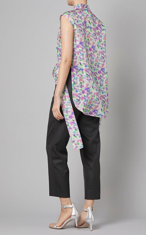 ラウンドヘムノースリーブブラウス