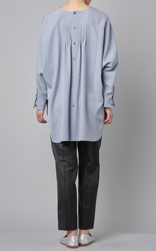 バックデザインブラウス